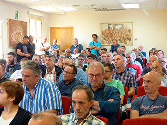 Asistentes a la Asamblea de delegados/as del Sector del Azulejo de Castellón